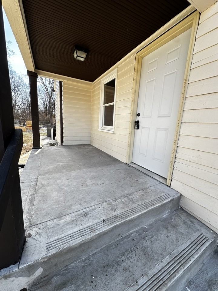 1717 E 34th St #1719 - Photo 2 of 19