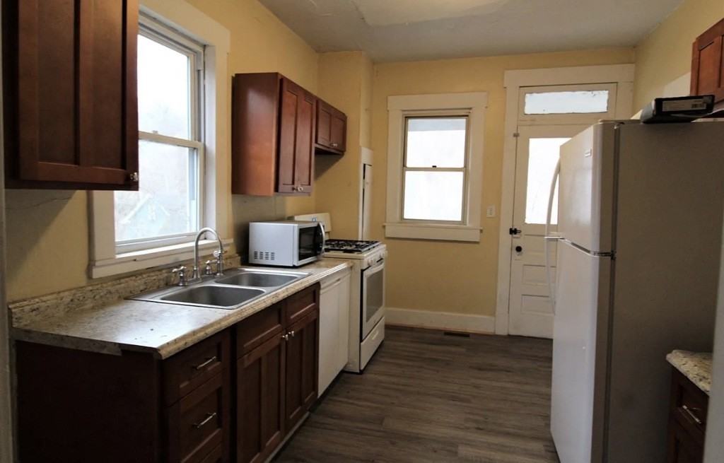 565 Brockway Ave #A - Photo 2 of 12