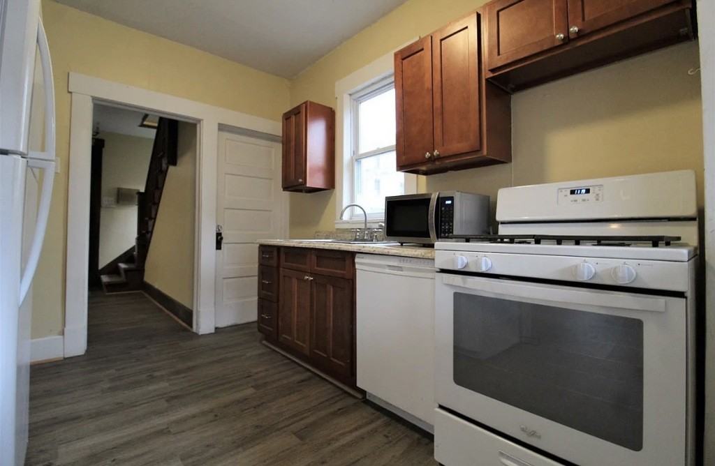 565 Brockway Ave #A - Photo 3 of 12