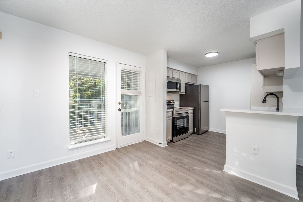 McIver Square Apartments - Photo 5 of 17