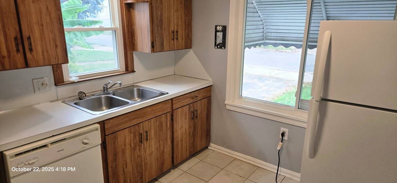 975 Clifford Ave - Photo 3 of 27