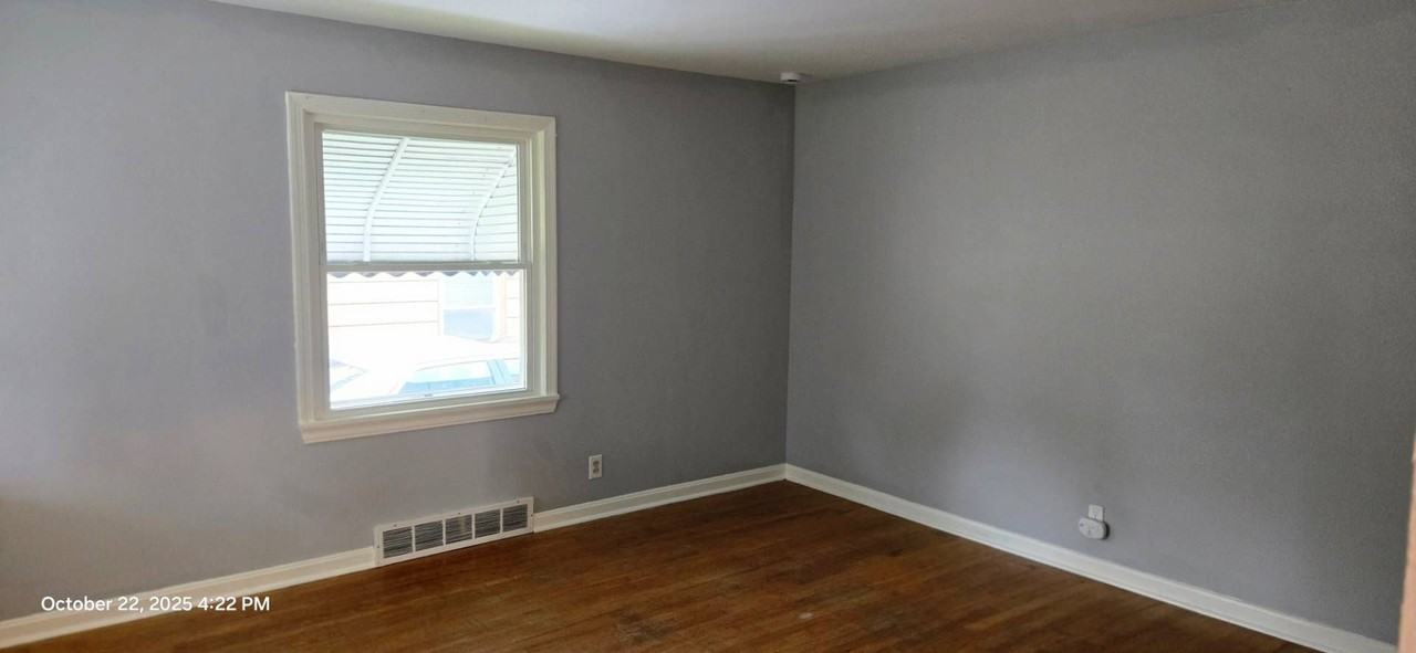 975 Clifford Ave - Photo 5 of 27