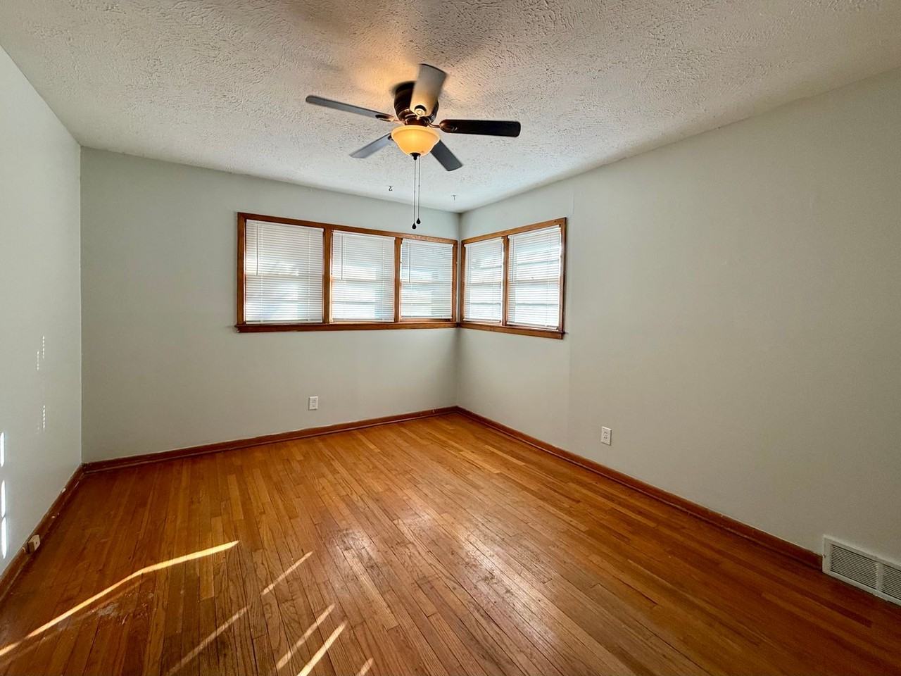 2263 S Glendale St - Photo 6 of 12