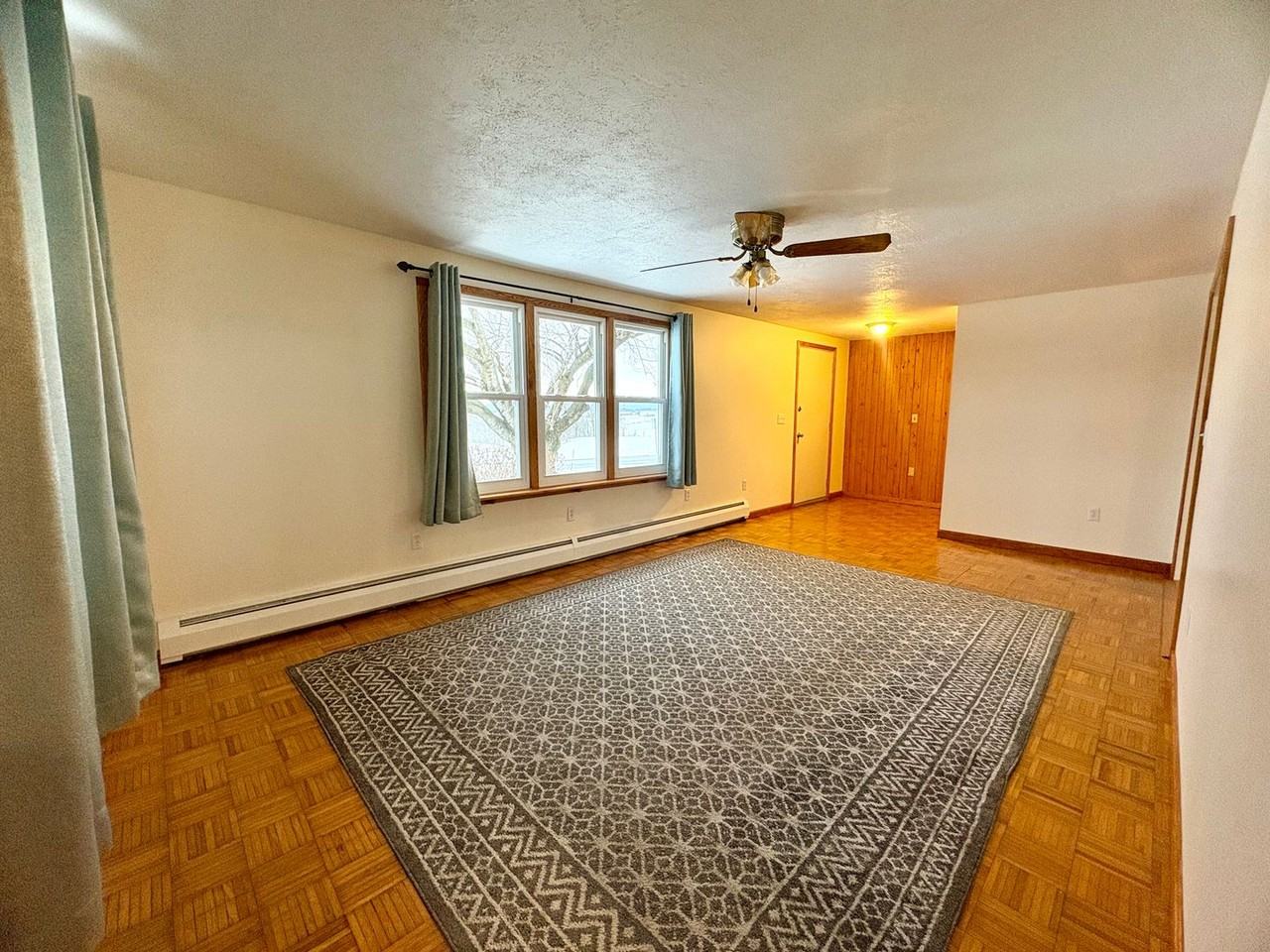 469 S Center St - Photo 4 of 32