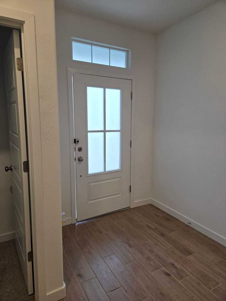 470 University Dr - Photo 2 of 27