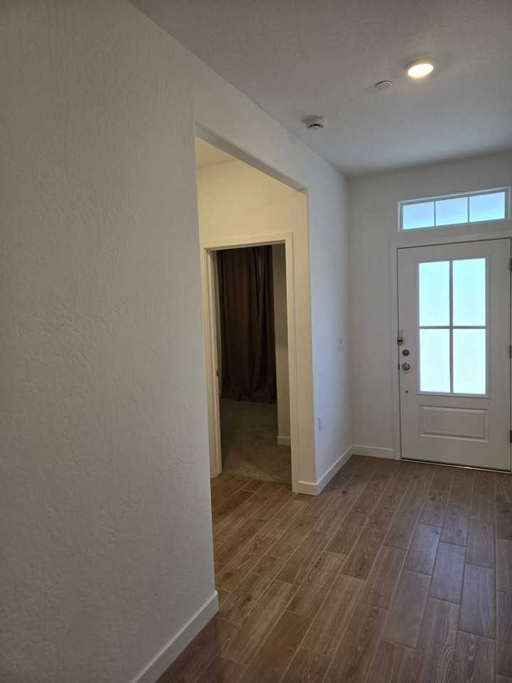 470 University Dr - Photo 3 of 27