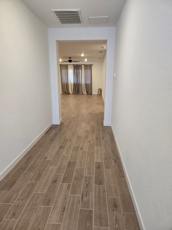 470 University Dr - Photo 4 of 27