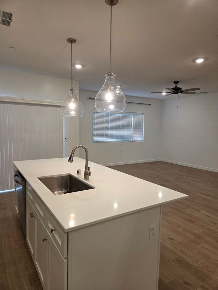 470 University Dr - Photo 5 of 27