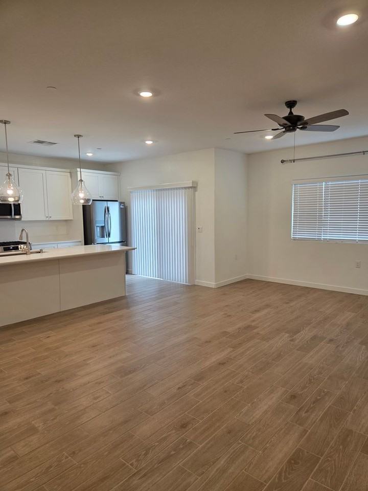 470 University Dr - Photo 7 of 27