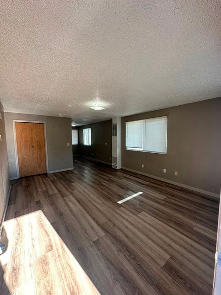 542 Riverside Dr #01 - Photo 3 of 17