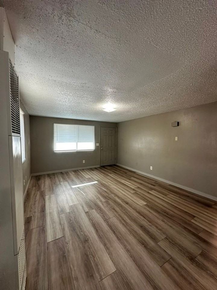 542 Riverside Dr #01 - Photo 4 of 17