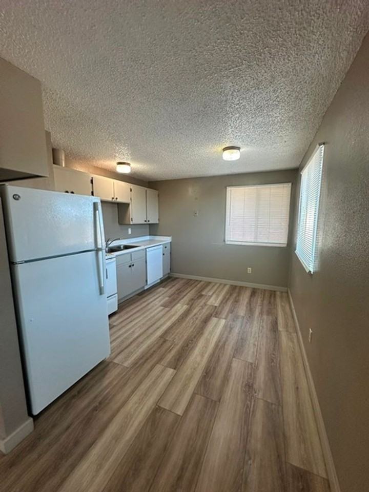 542 Riverside Dr #01 - Photo 5 of 17
