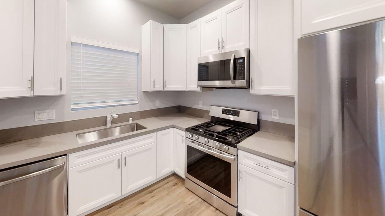 5011 Rockford Dr - Photo 2 of 17