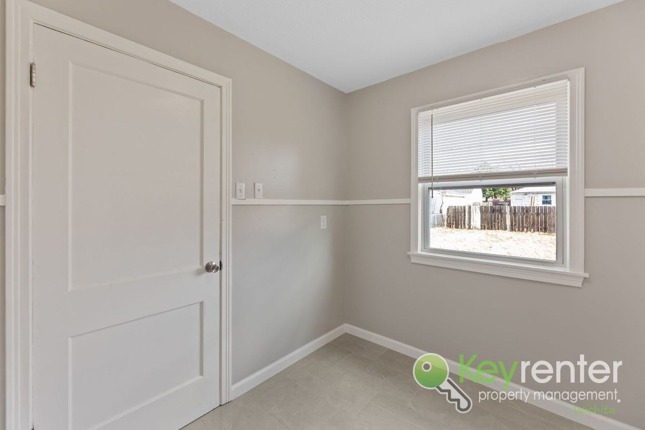 2448 S Ellis Ave - Photo 7 of 20