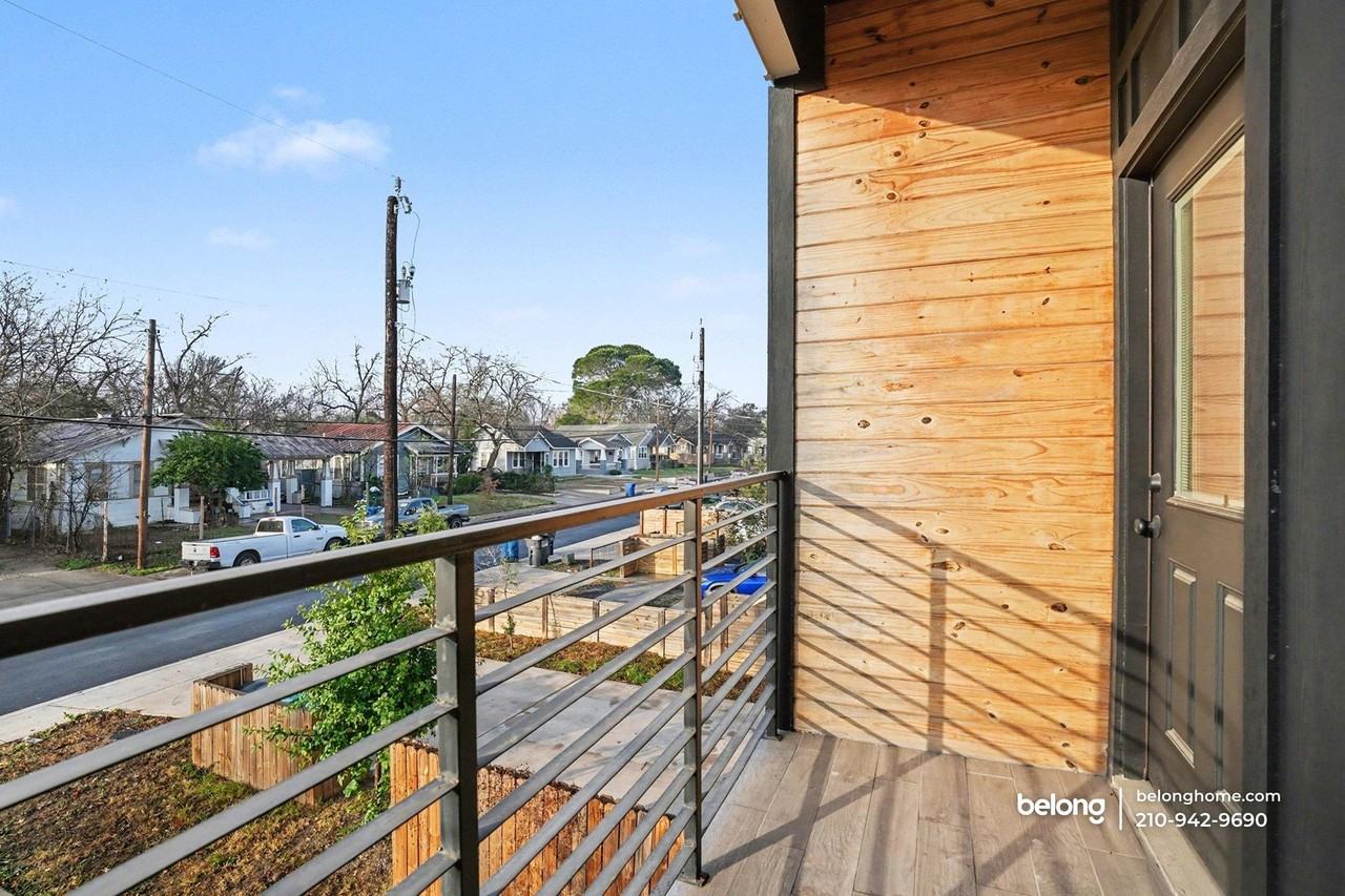 1725 E Crockett St - Photo 4 of 28