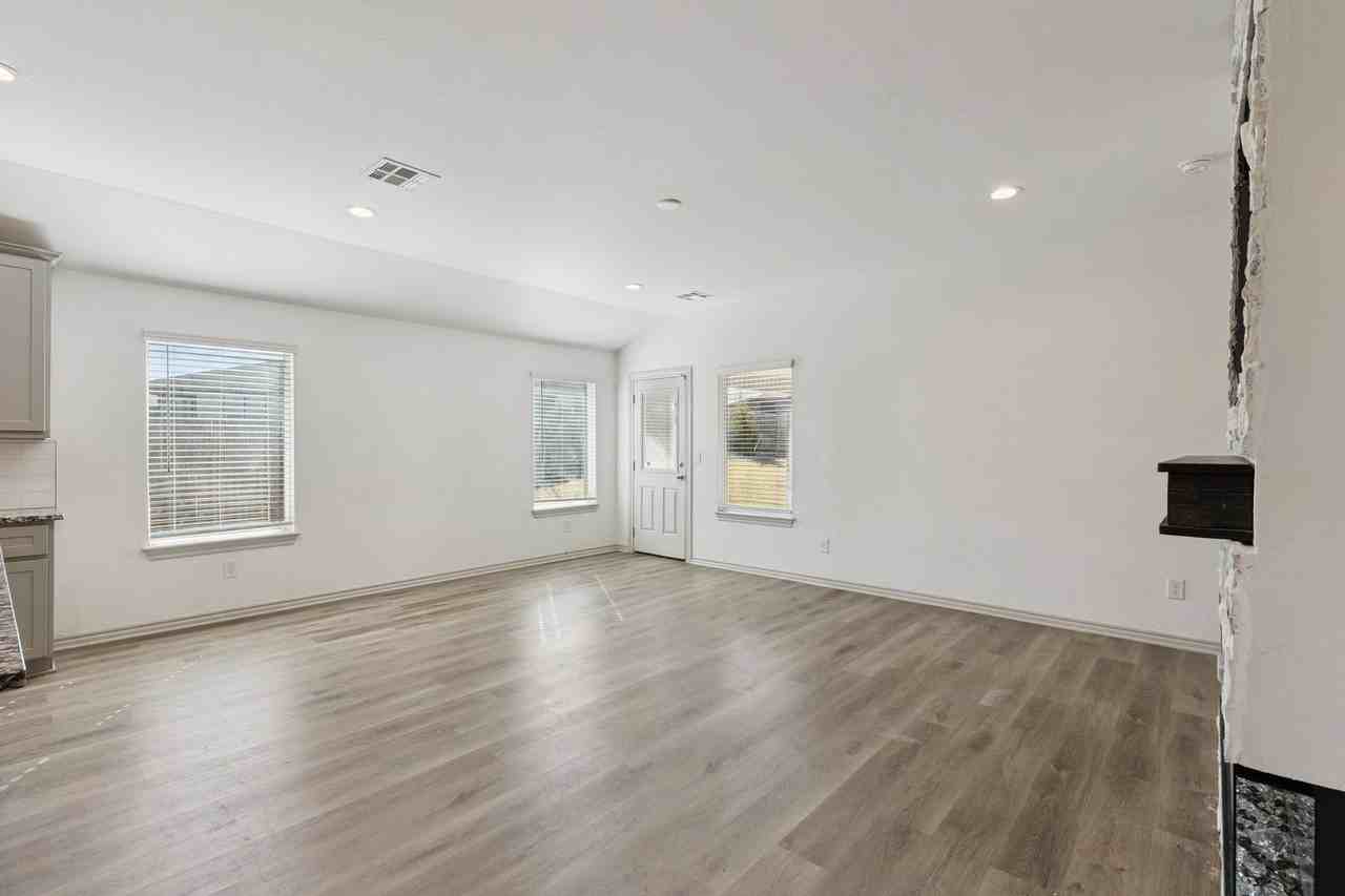 7512 Nw 144th Cir - Photo 7 of 50