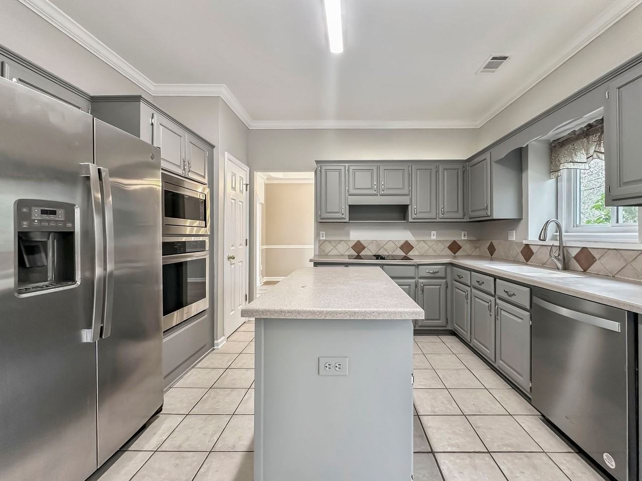 340 Belmont Chase Ct - Photo 5 of 19