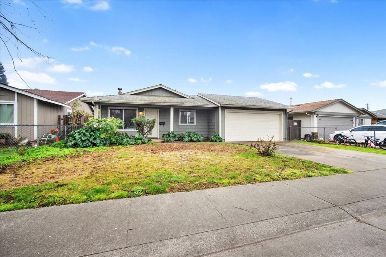 1025 Marston St - Photo 2 of 27