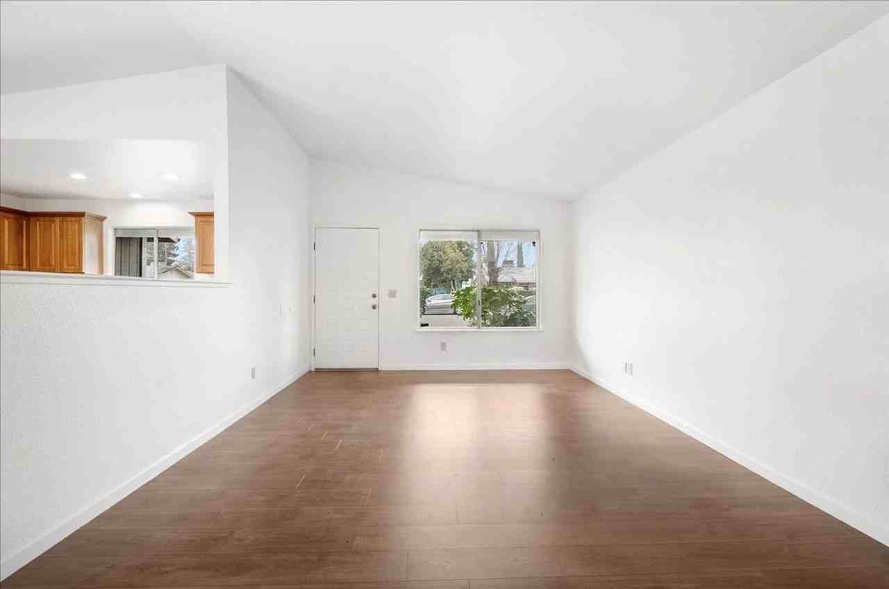 1025 Marston St - Photo 5 of 27