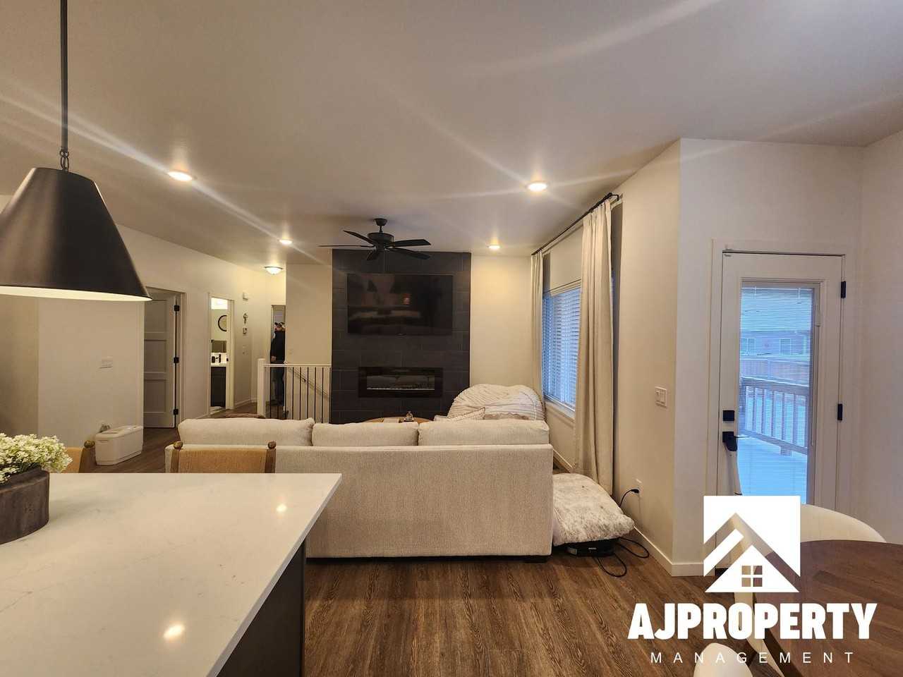 5304 S Spirea Ave - Photo 5 of 24