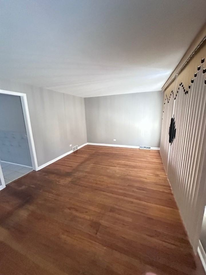 5515 S Oakley Ave - Photo 2 of 9