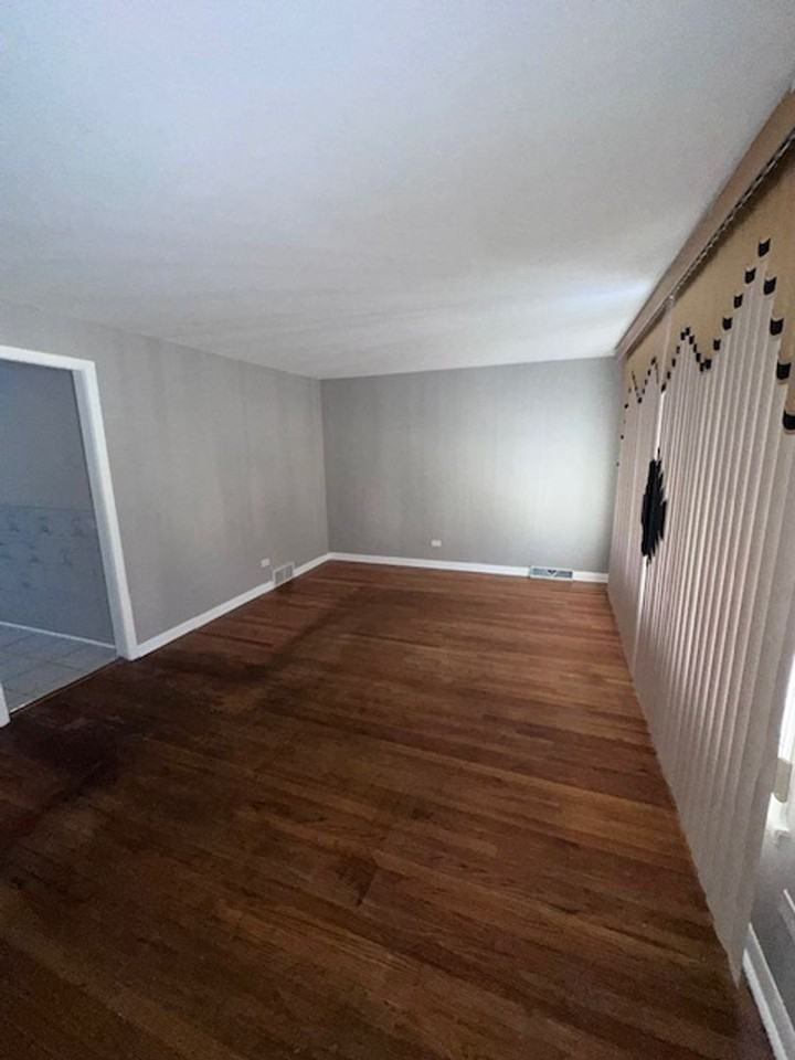 5515 S Oakley Ave - Photo 3 of 9