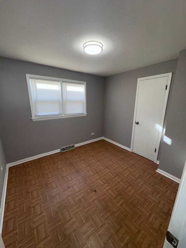 5515 S Oakley Ave - Photo 6 of 9