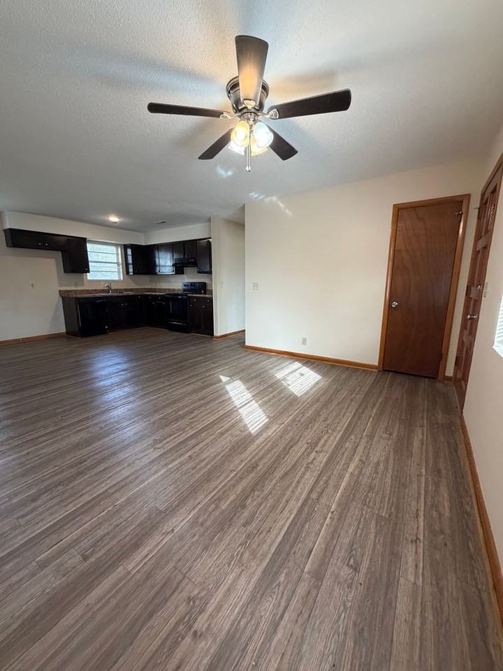 189 Warden Dr - Photo 5 of 28