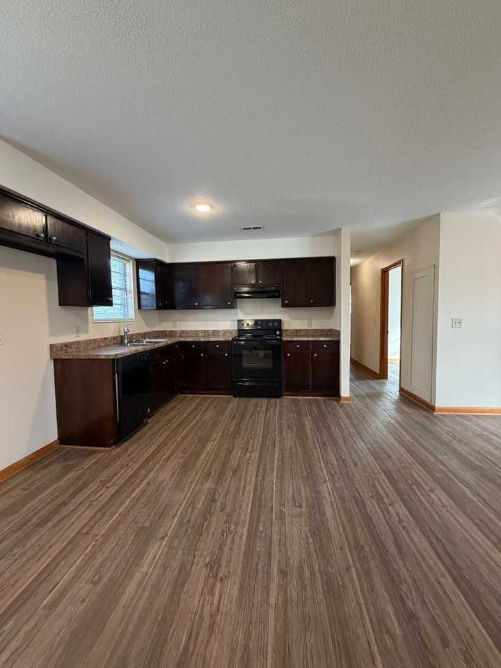 189 Warden Dr - Photo 7 of 28