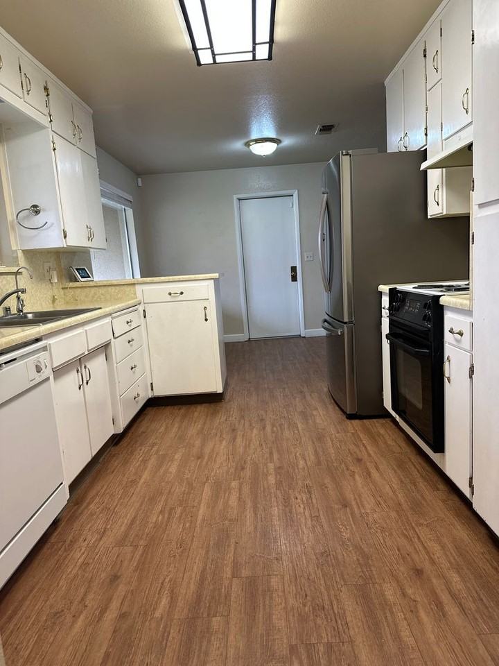 420 S 3rd St - Photo 3 of 28