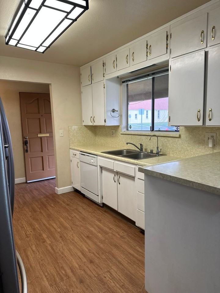 420 S 3rd St - Photo 4 of 28