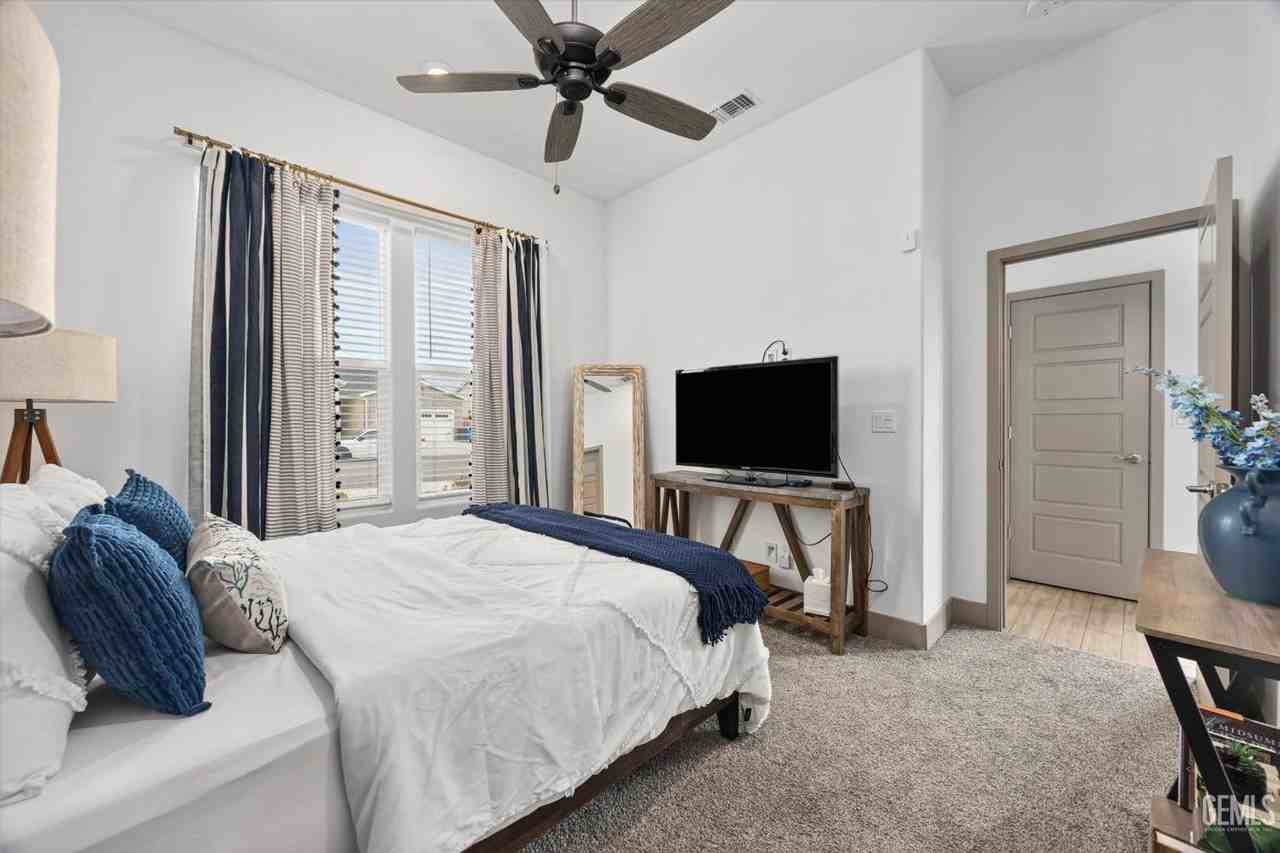 9413 1/2 Hill Springs Ln - Photo 5 of 6