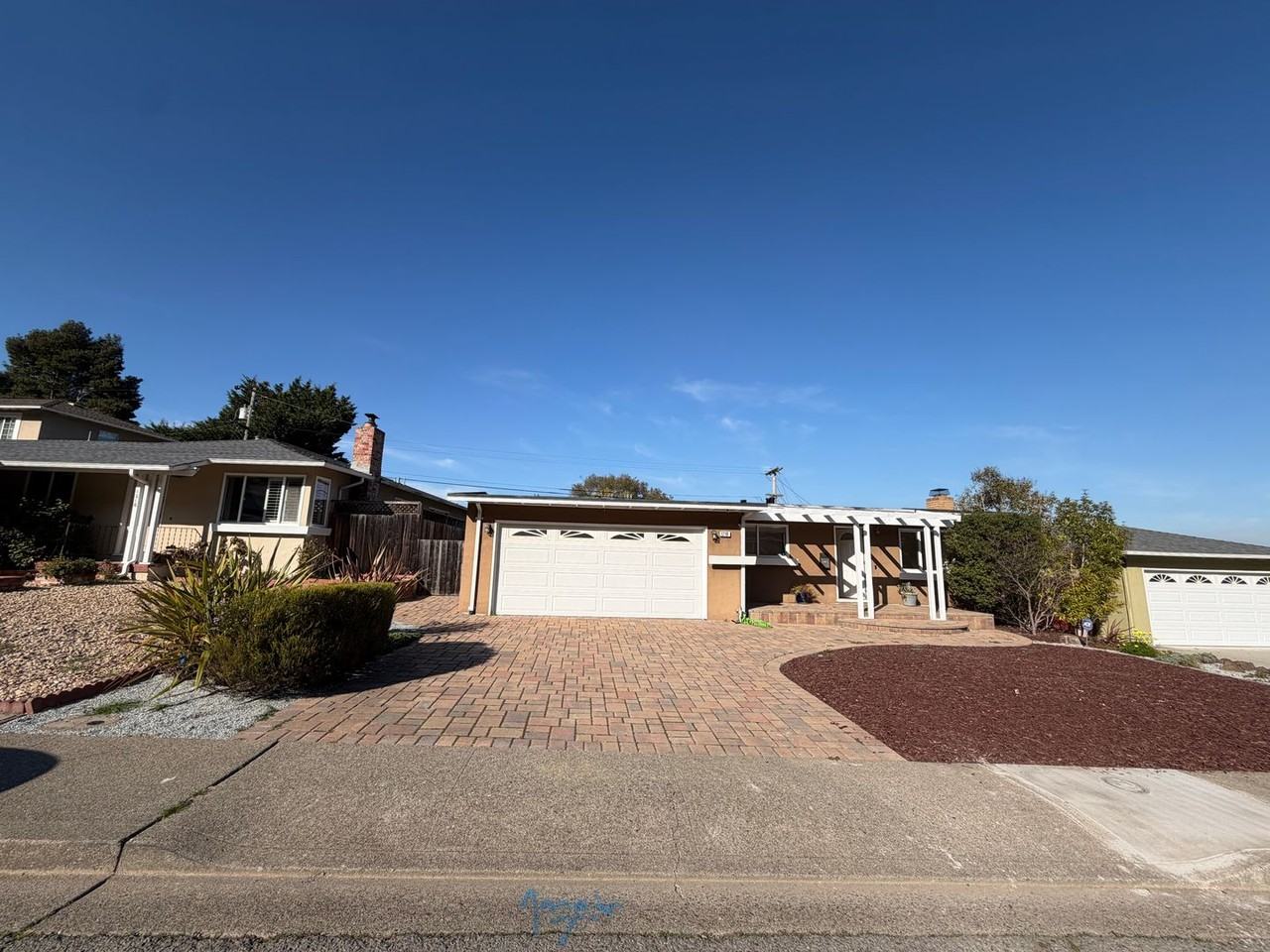 1210 Sleepy Hollow Ln - Photo 2 of 20