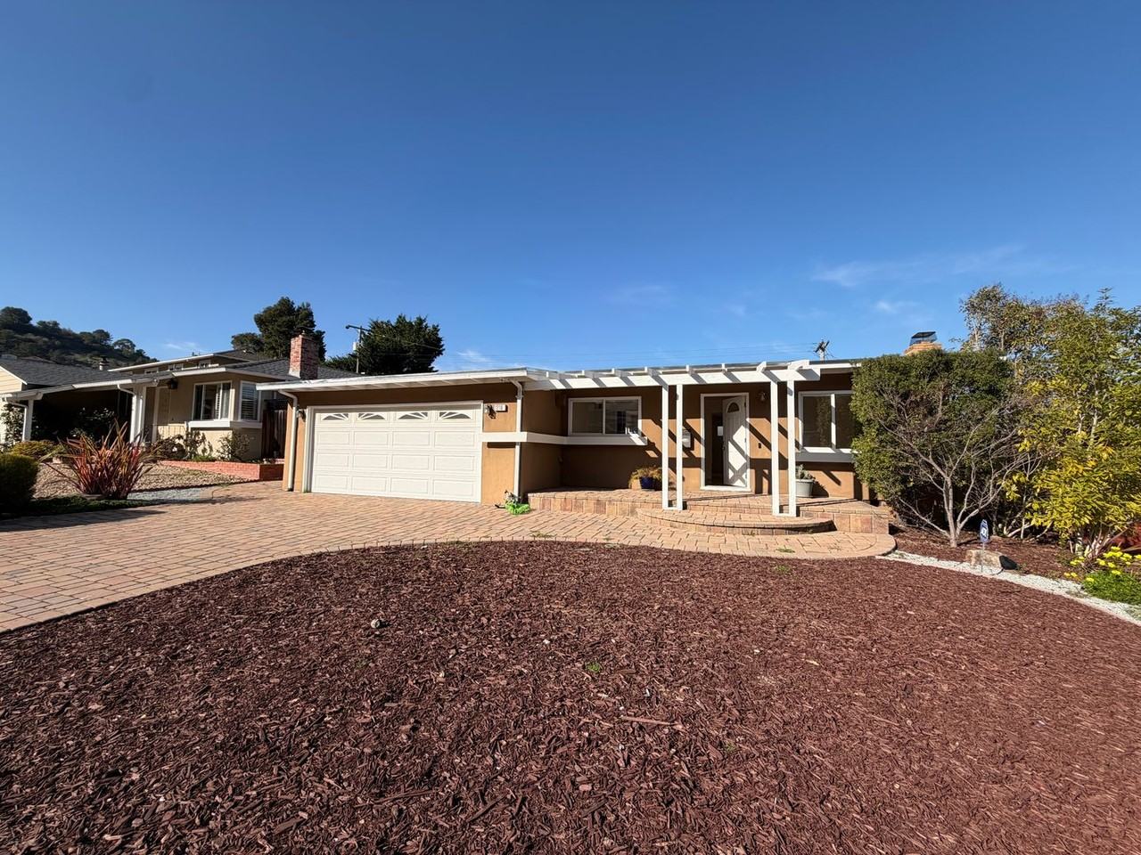 1210 Sleepy Hollow Ln - Photo 3 of 20