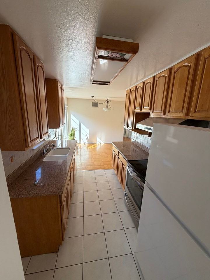 1210 Sleepy Hollow Ln - Photo 6 of 20