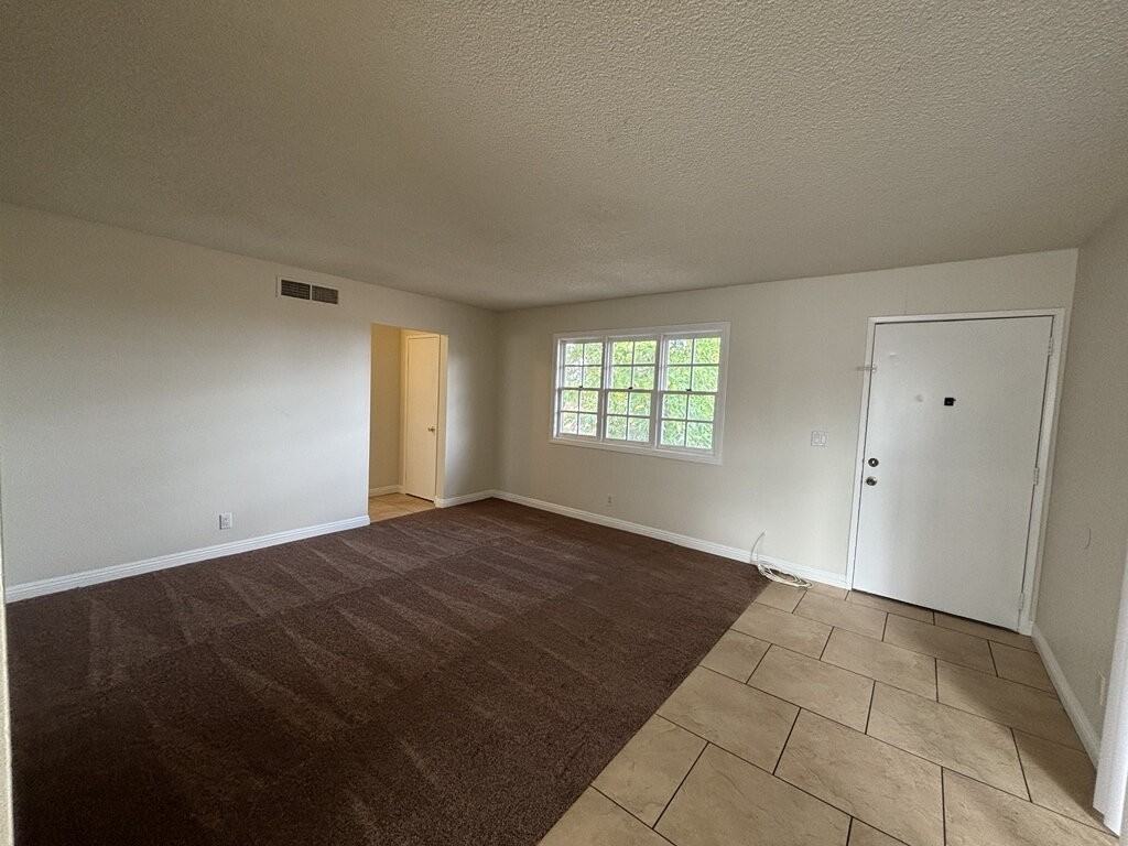 2855 Klinger Cir #4 - Photo 3 of 11