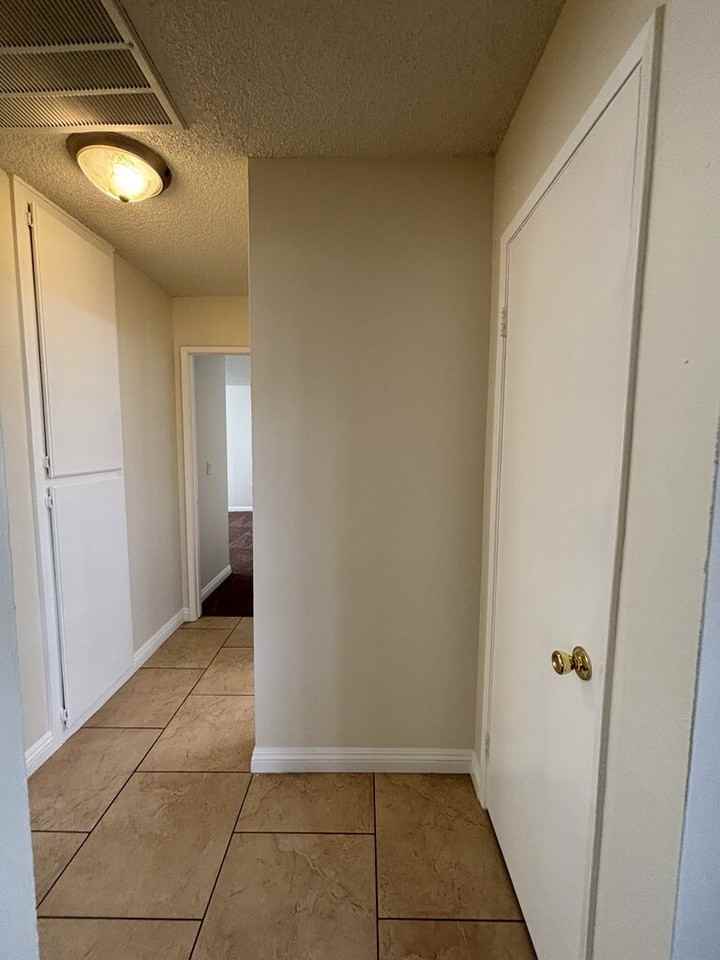 2855 Klinger Cir #4 - Photo 7 of 11