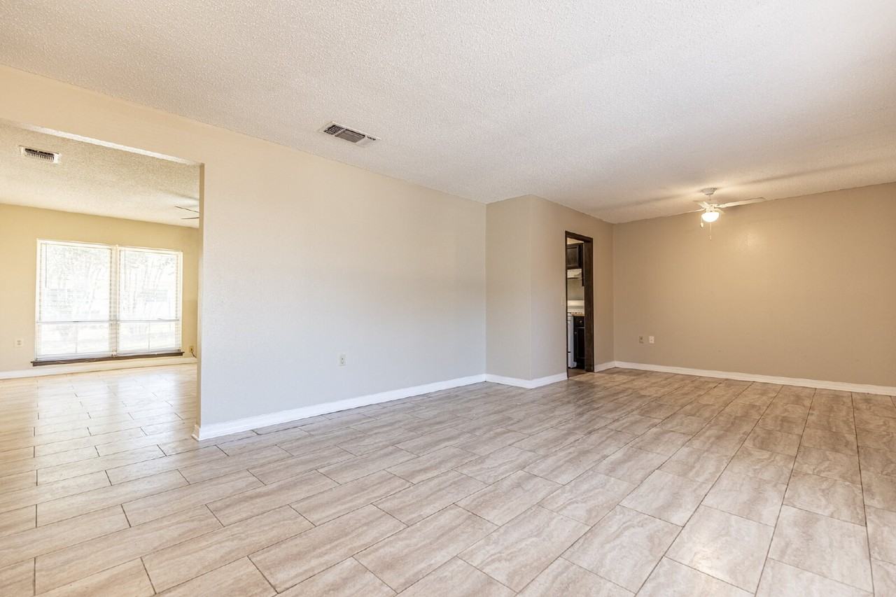 2943 Keslake St - Photo 4 of 32