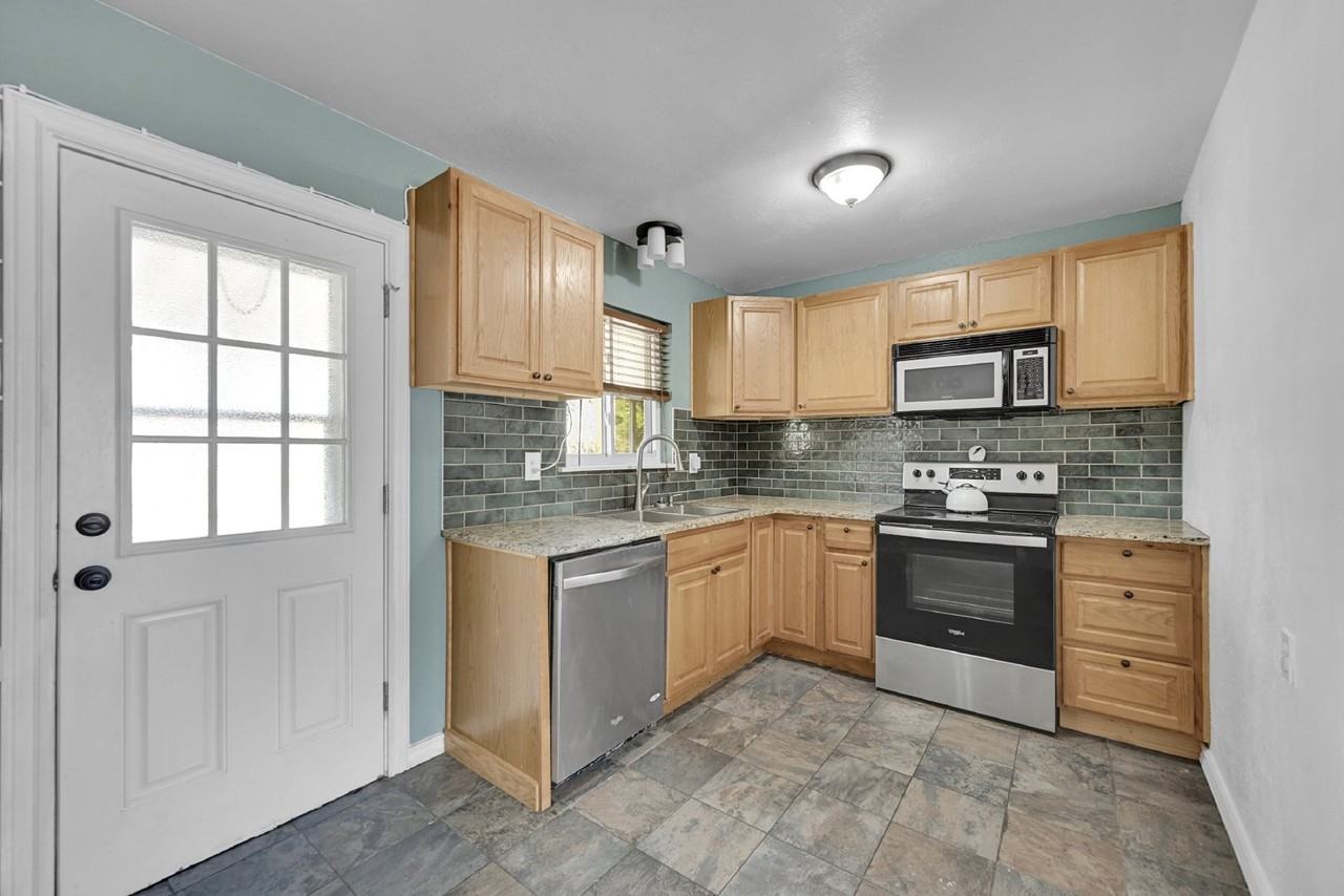 126 Ely St - Photo 4 of 33