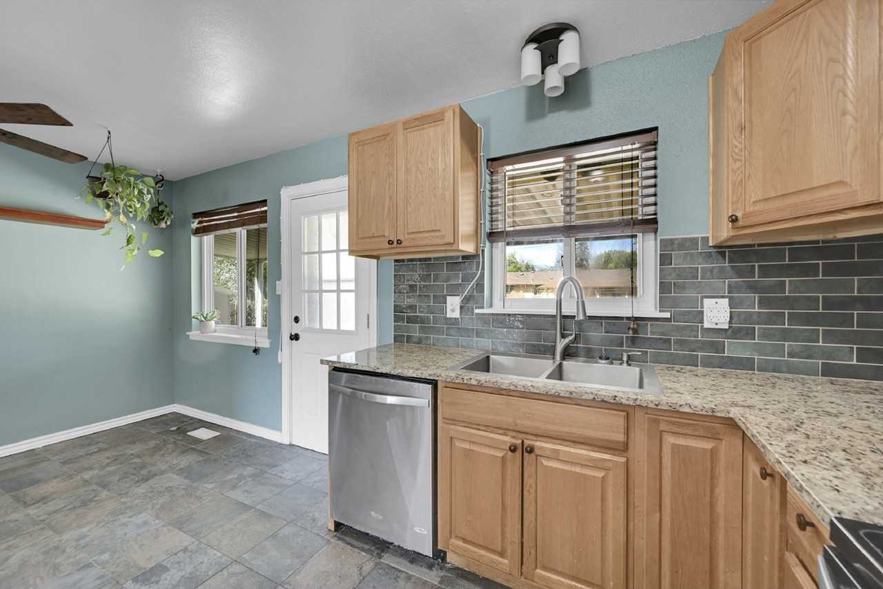 126 Ely St - Photo 5 of 33