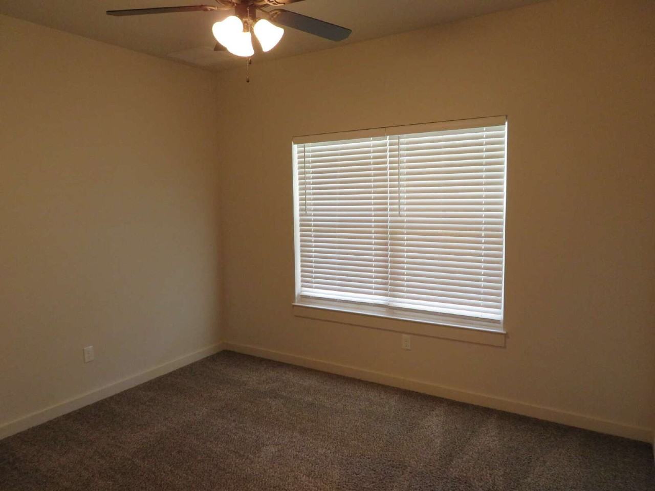 2102 9th St - Photo 4 of 9