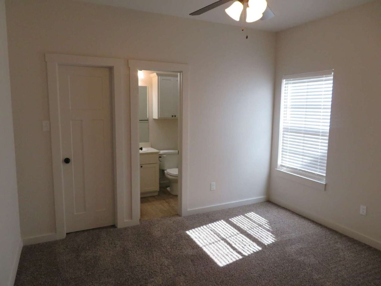 2102 9th St - Photo 6 of 9