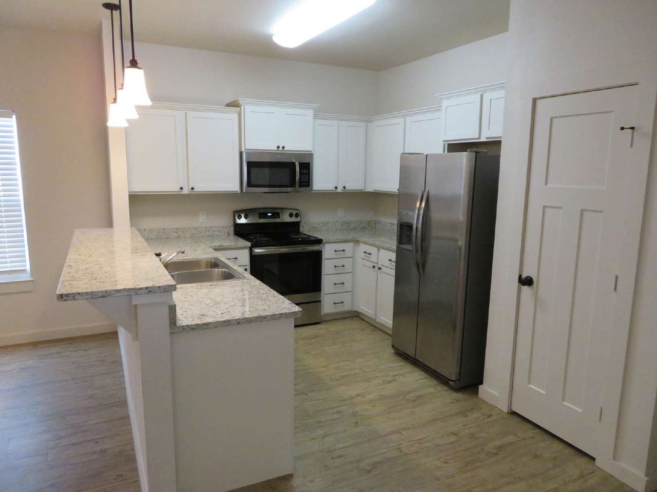 2119 9th St - Photo 3 of 10