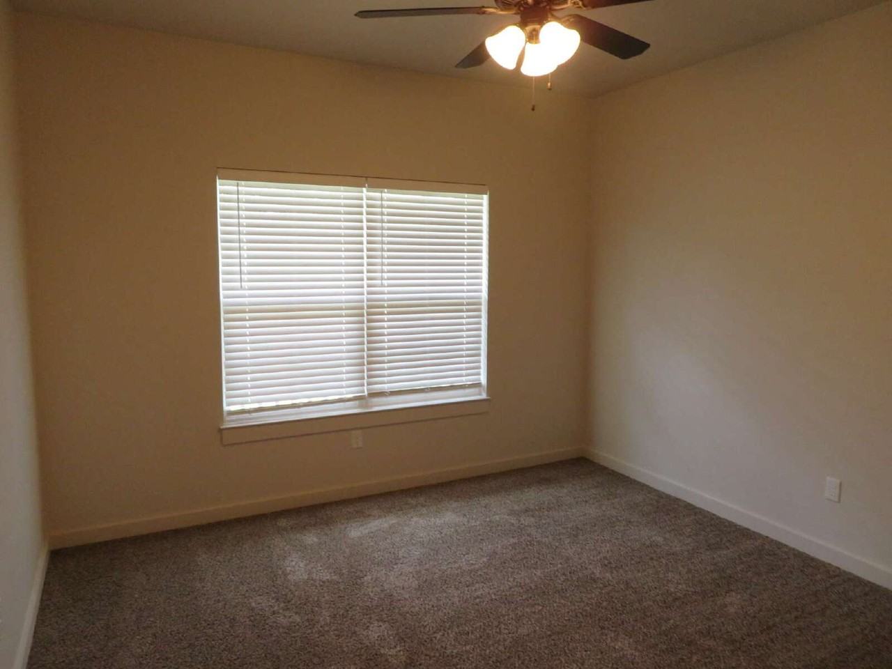 2119 9th St - Photo 4 of 10