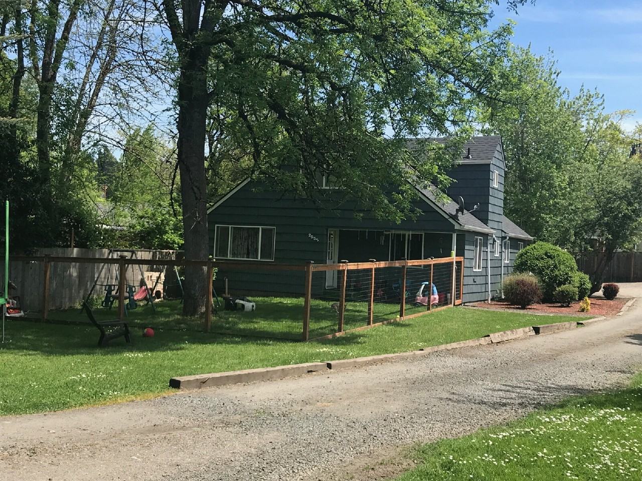 2555 Riverview St - Photo 3 of 4