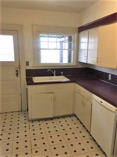 1267 Ferry St - Photo 3 of 10