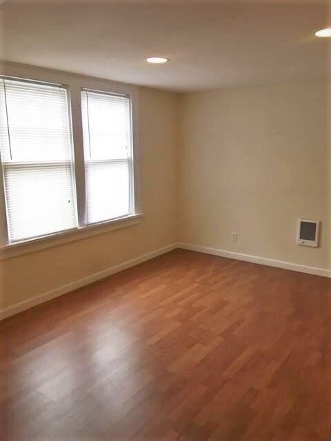 1267 Ferry St - Photo 5 of 10