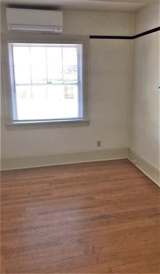 1267 Ferry St - Photo 6 of 10