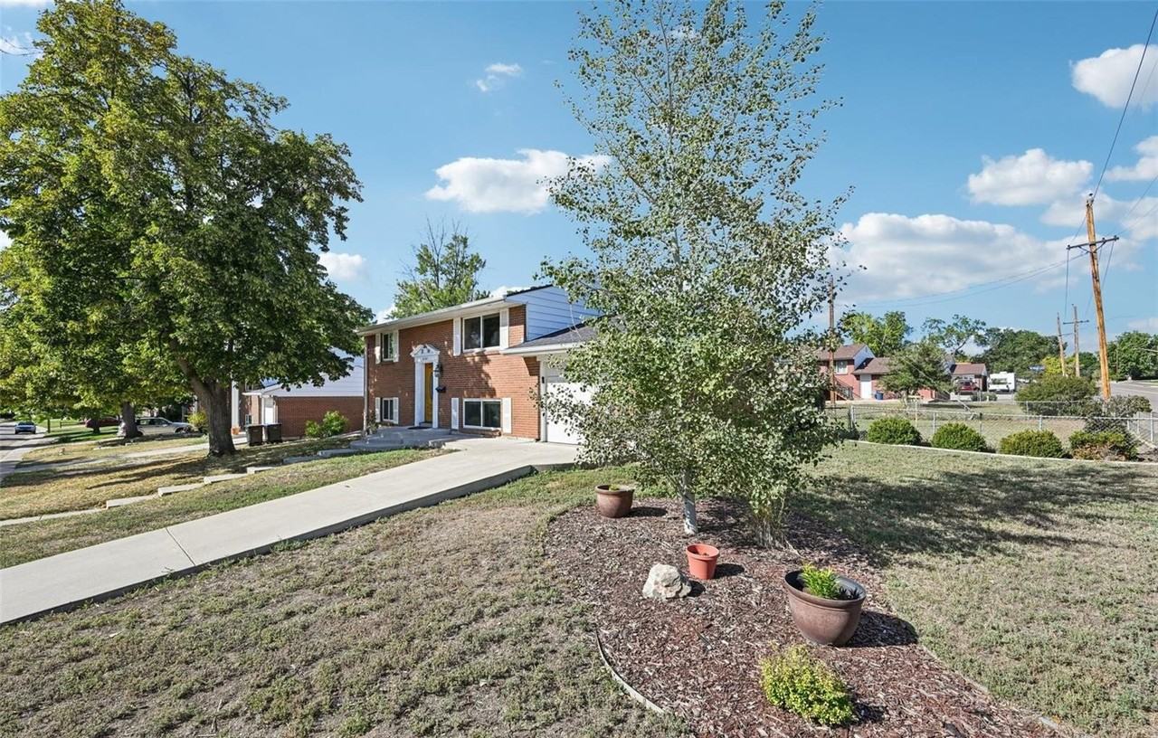 6781 Quay Ct - Photo 4 of 50