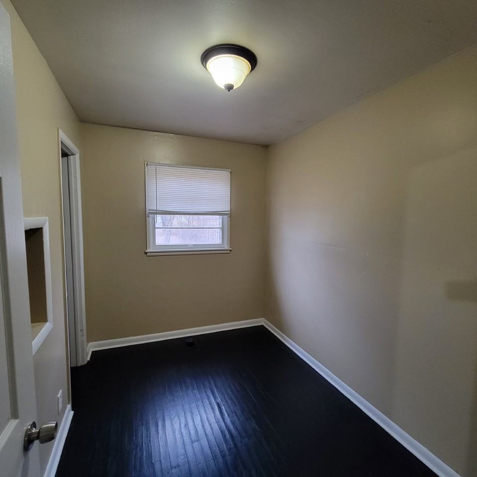 5660 E 23rd St - Photo 5 of 7